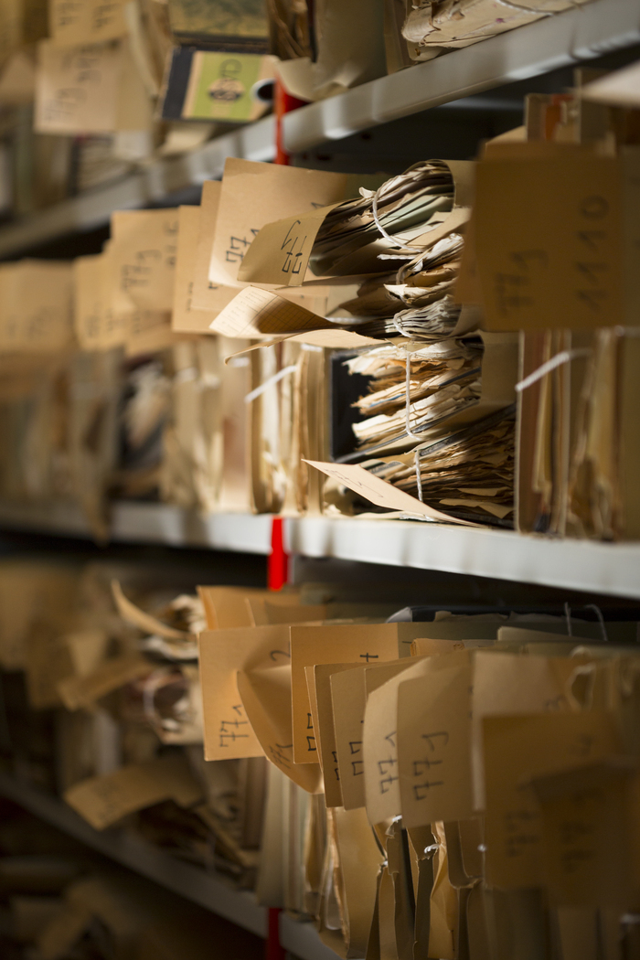 Visite guidée à la lampe frontale des magasins d’archives, Fabrique des Savoirs, Elbeuf