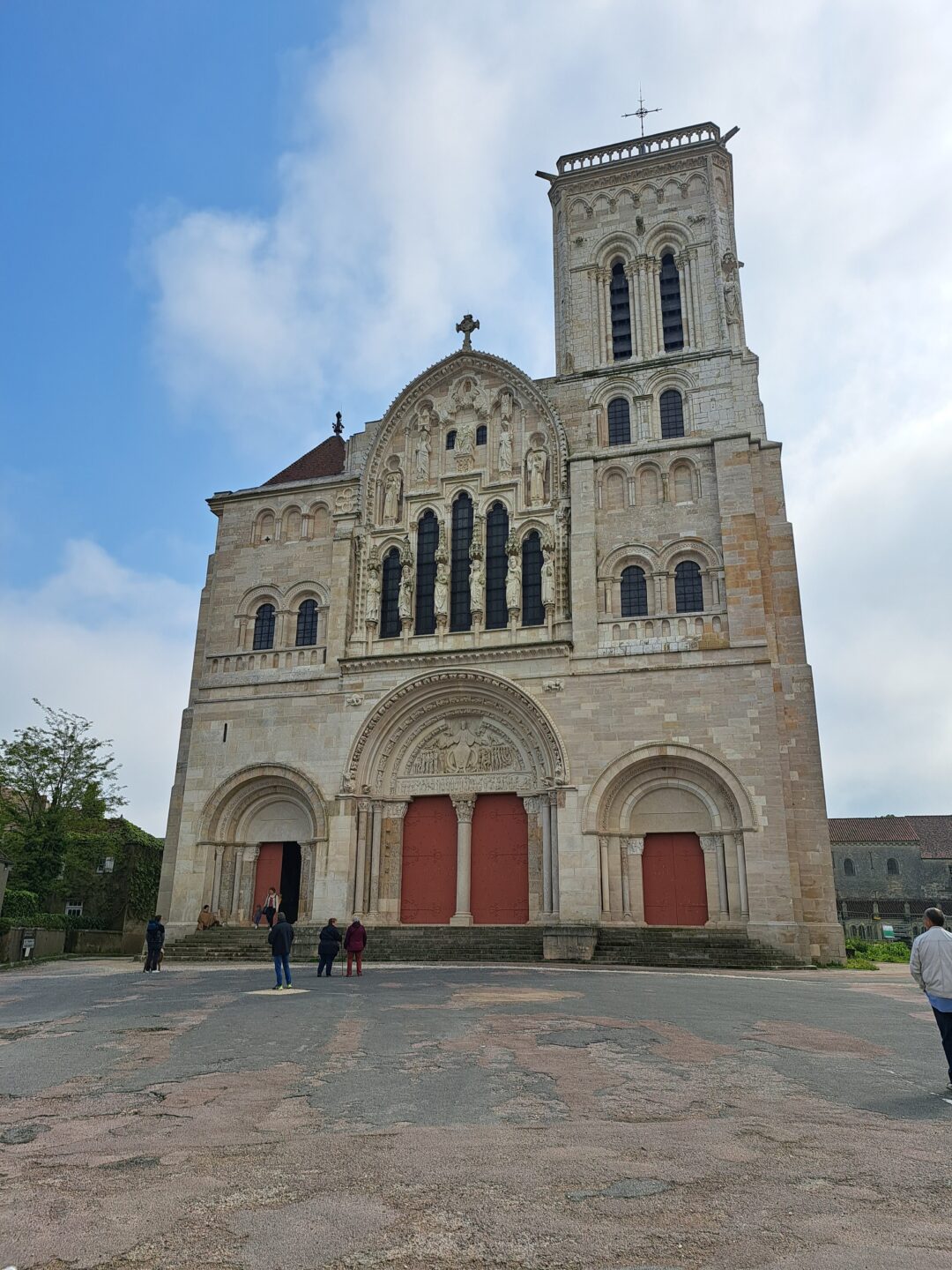 Visite guidée à Vézelay Entre Ciel et Terre Place du Champs de Foire Vézelay