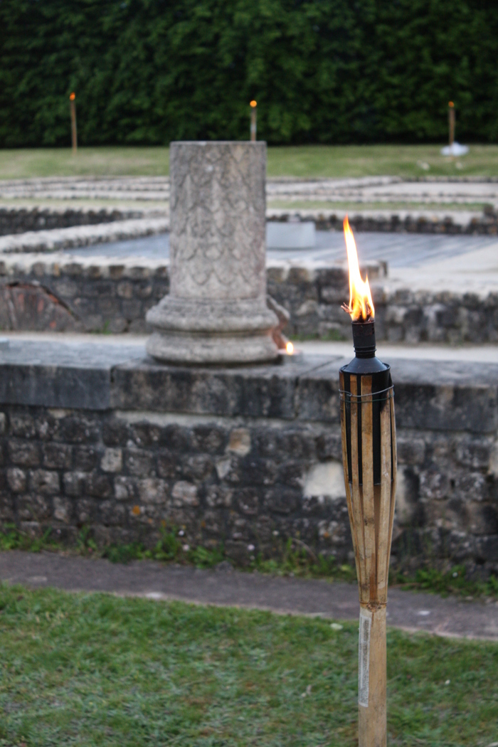 Visite guidée au flambeau de la Maison Au Grand Péristyle Vieux-la-Romaine