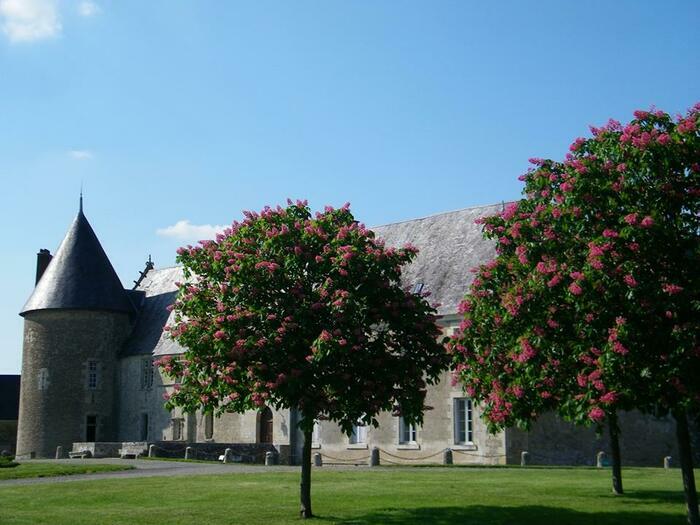 Visite historique dans un cadre bucolique Château de Saveilles Paizay-Naudouin-Embourie