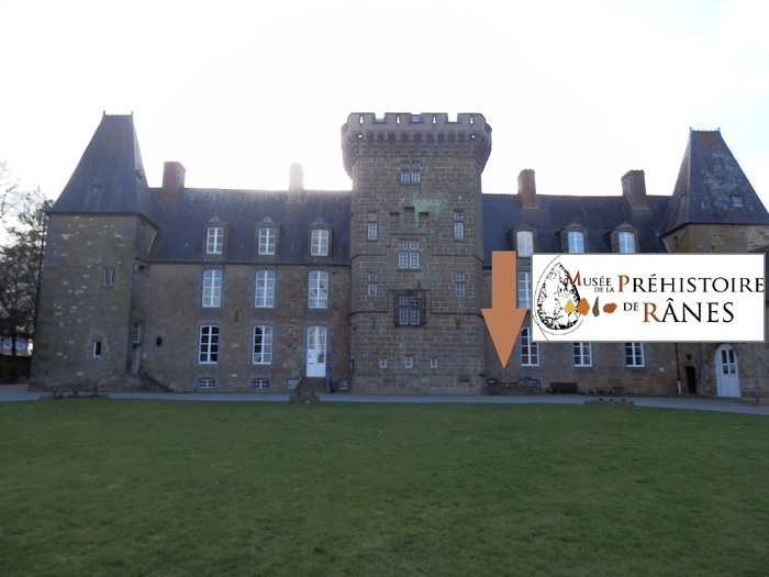 Visite libre du musée en semi-pénombre, Château de Rânes – musée de la préhistoire, Rânes