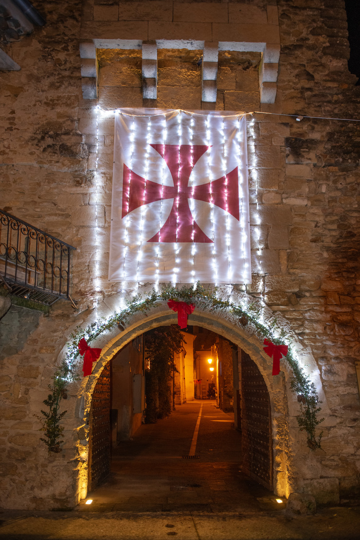 visite nocturne de la commanderie  par guide conférencier spécialisé sur l'enclave des papes place hugues de bourbouton 84600 richerenches Richerenches