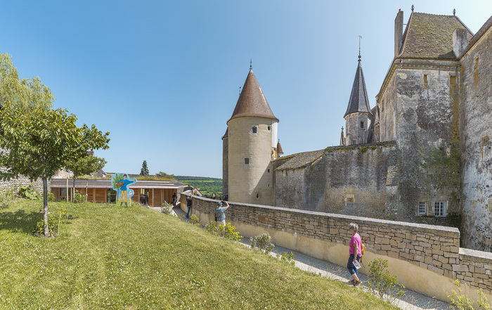 Vue des murs et des fossés, Château de Châteauneuf, Châteauneuf