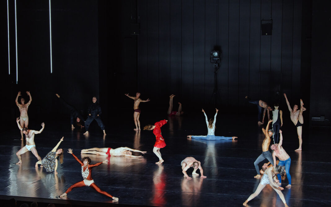 « 10000 gestes » de Boris Charmatz Théâtre de la Ville – Sarah Bernhardt Paris