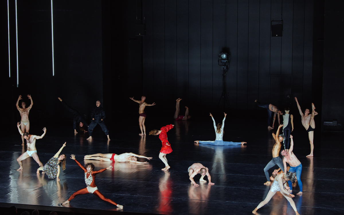 « 10000 gestes » de Boris Charmatz Théâtre de la Ville – Sarah Bernhardt Paris