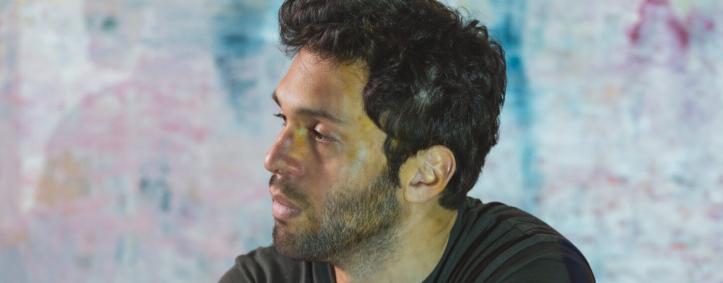 Alexandre Lenoir dans son atelier devant l’une de ses peintures