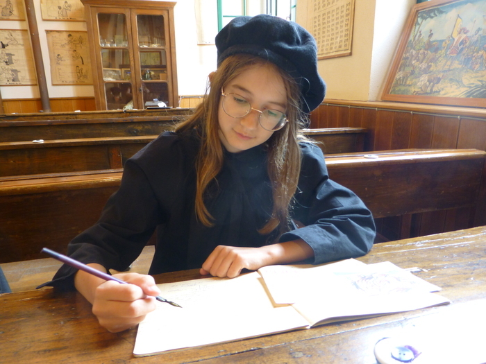Animation dans la classe 1900 Maison littéraire Ernest Pérochon - Musée d'école de la Tour Nivelle Courlay