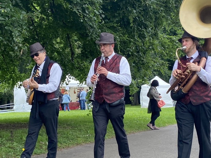 Animation de jazz parade acoustique et déambulante Roseraie du Val-de-Marne L'Haÿ-les-Roses
