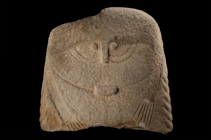Animation statue-menhir jardin du Muséum de Nimes Nîmes