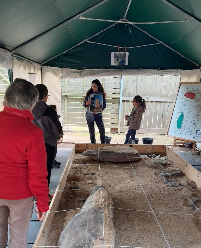 Atelier fouilles archéologiques reconstituées Les Menhirs de Monteneuf Monteneuf