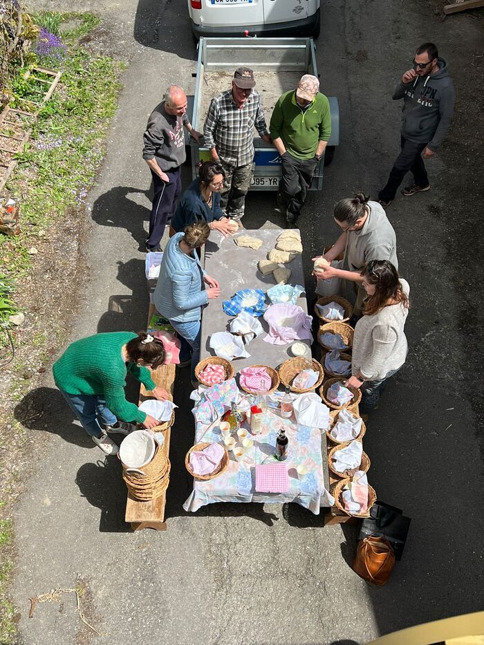 Atelier pédagogique Pétrissage à la main de pain de campagne, Moulin Pinget, Margencel