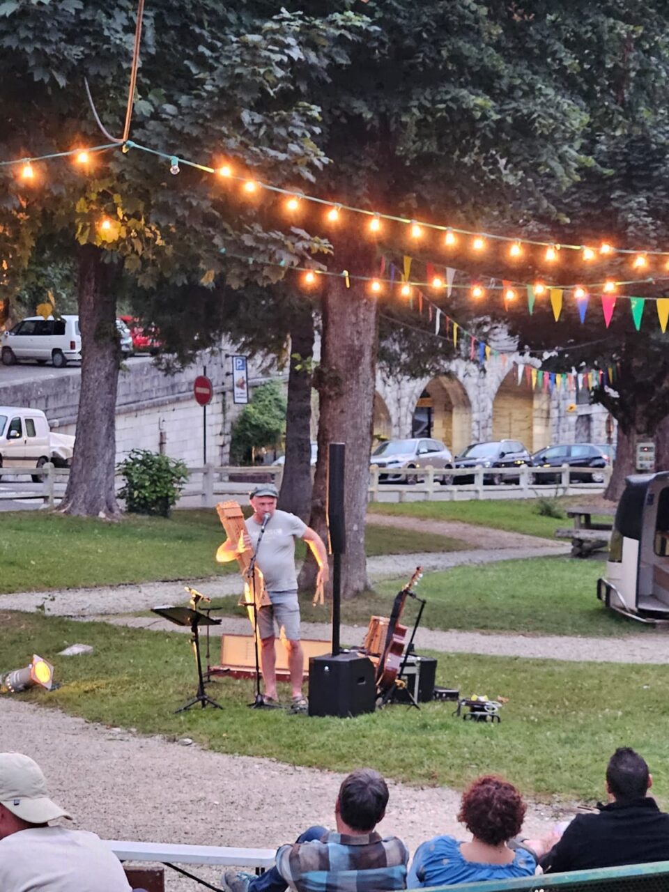 Balade chantée de Jean-Luc Mongaugé dans les rues d’Assouste Eaux-Bonnes