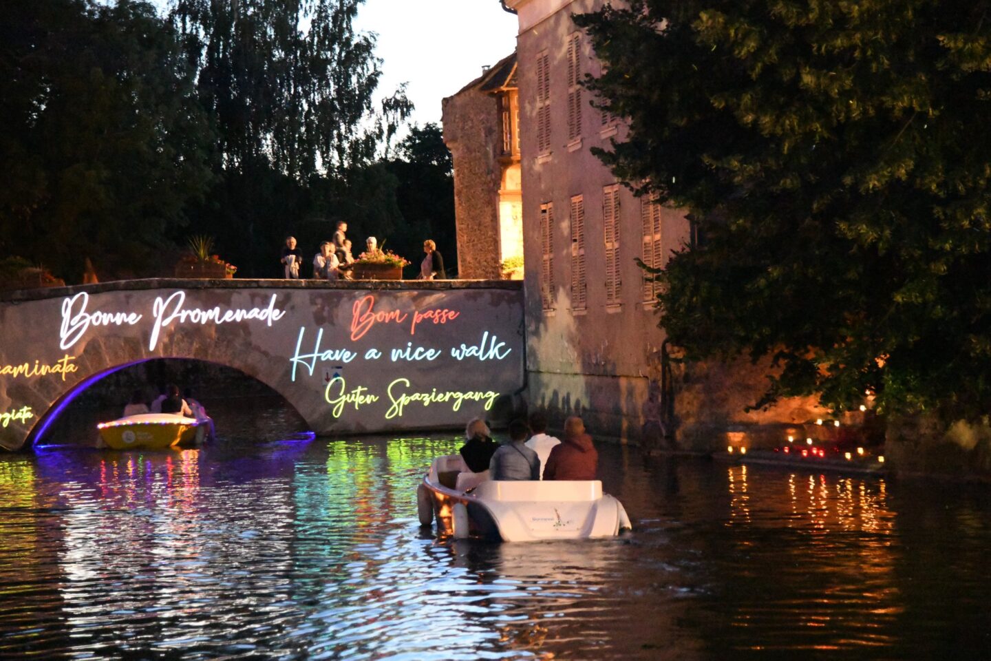 Balade nocturne en bateau électrique  Bonneval