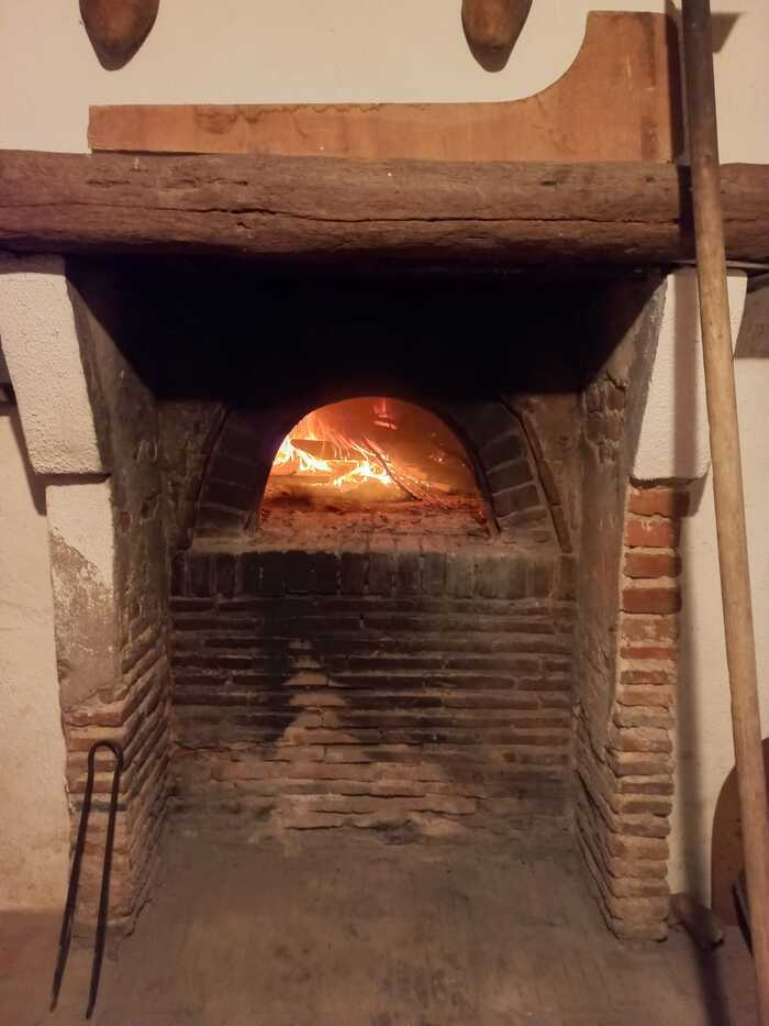 Cuisson de pains au levain dans un four à bois traditionnel, Les jardins de la Tuilerie Neuve, Saint-Pryvé-Saint-Mesmin