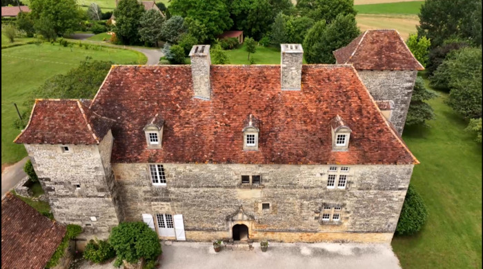 Découverte d’une maison forte du XVIIème siècle, Entrée du château de Lantis, Dégagnac