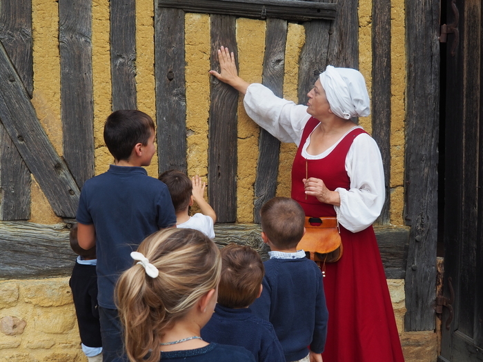Démonstration : visite-atelier sensorielle "mesurer avec son corps" Château de Crèvecoeur-en-Auge Mézidon Vallée d'Auge