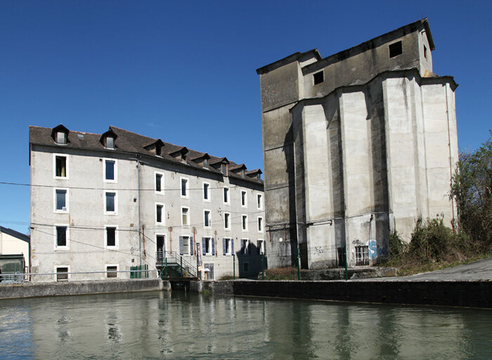 Exposition collective « La métamorphose des fluides » dans une ancienne Minoterie, La Minoterie – Association Nayart, Nay