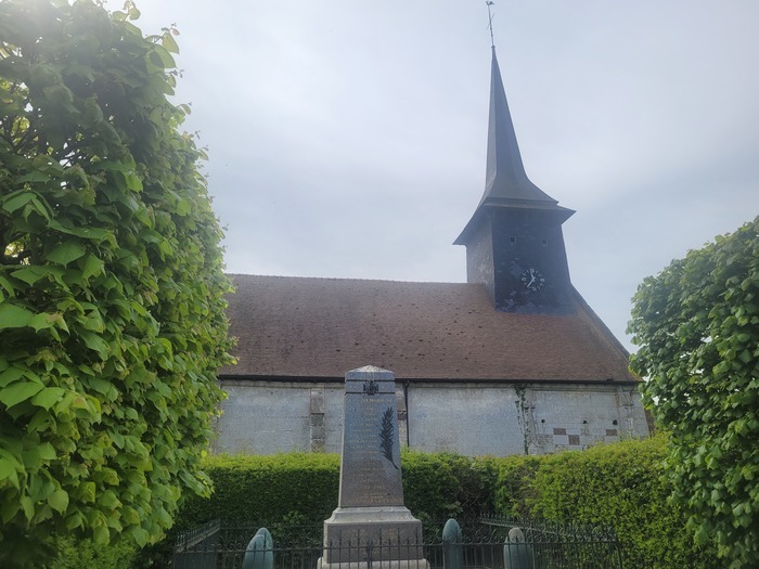 Exposition des vêtements et registres des charitons Eglise Notre-Dame Marbois