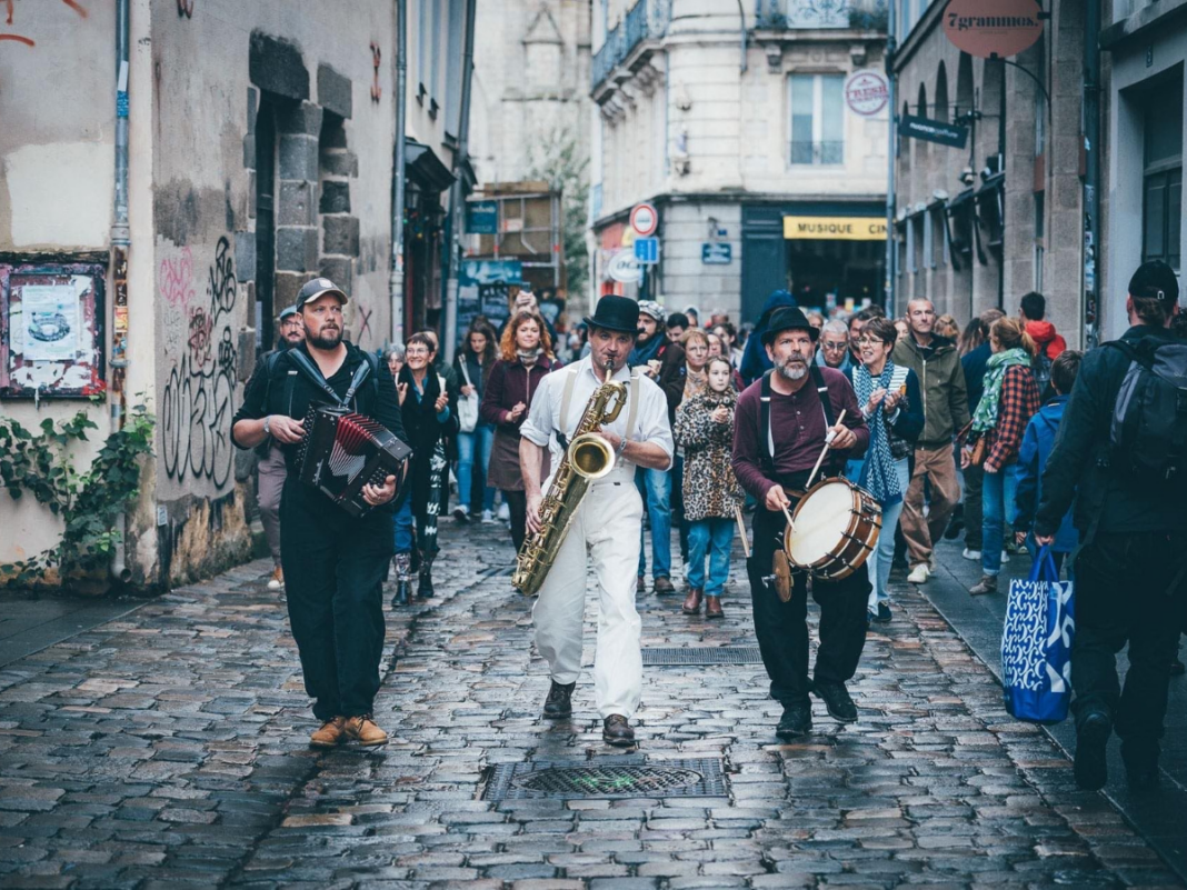 Festival Les Traversées Tatihou Déambulation Tribal Jâze  Saint-Vaast-la-Hougue