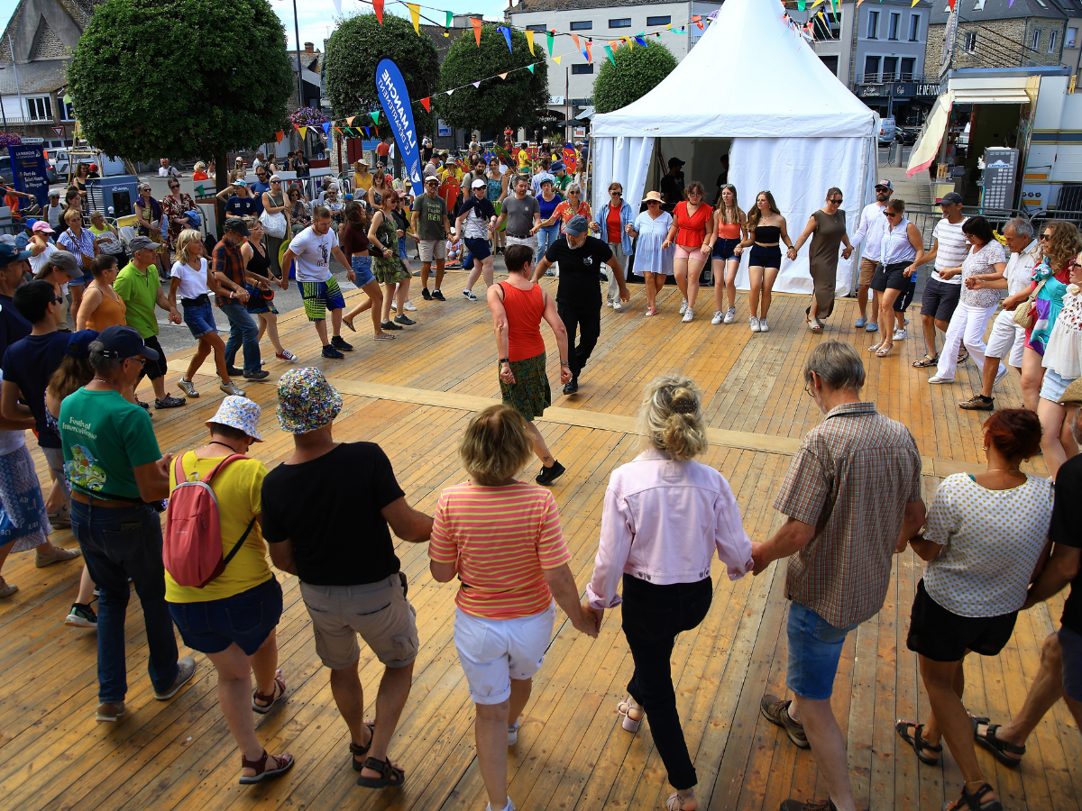 Festival Les Traversées Tatihou Stage d’initiation aux danses de bal Place du Général de Gaulle Saint-Vaast-la-Hougue 2026-08-13