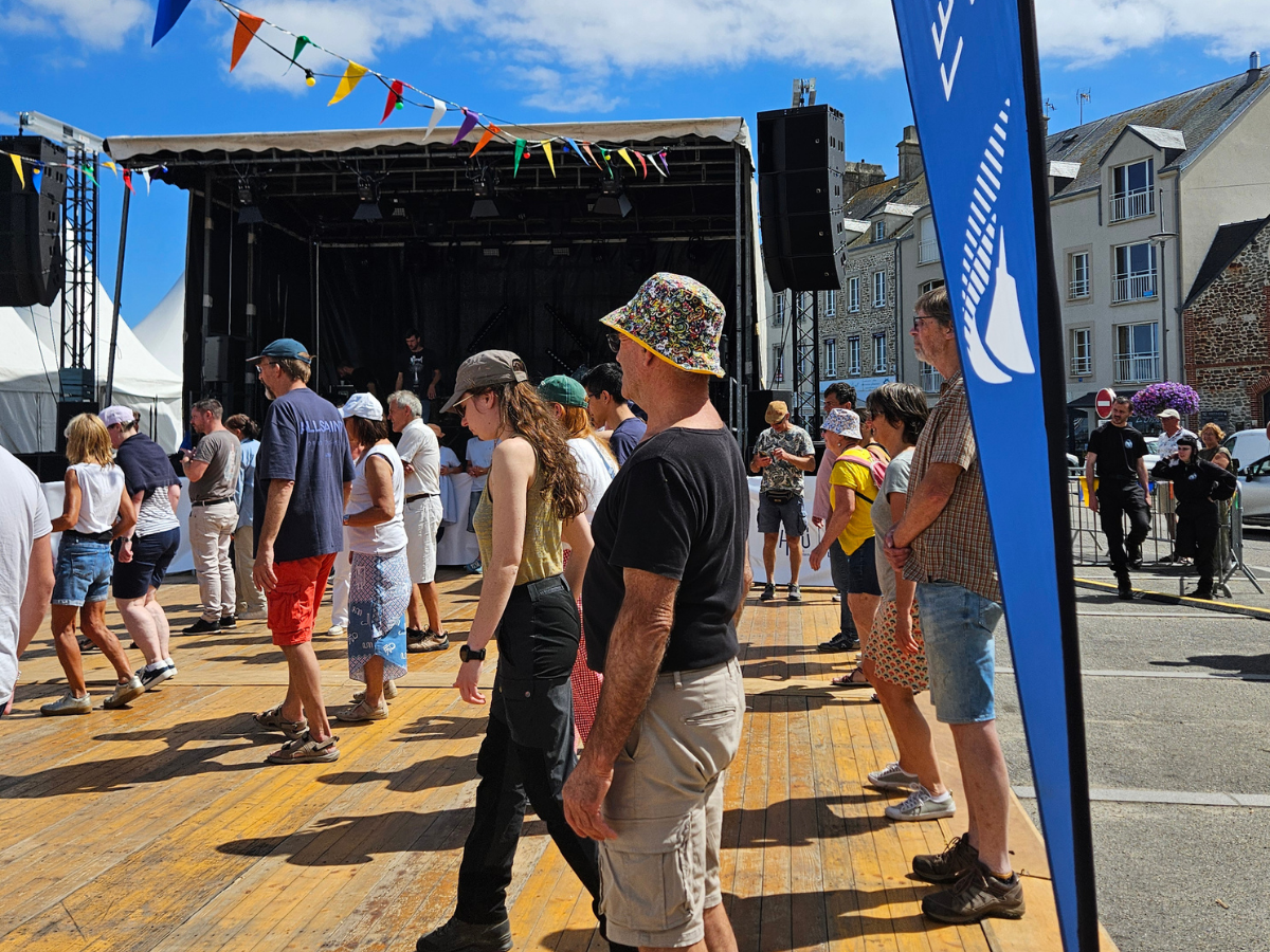Festival Les Traversées Tatihou Stage d’initiation aux danses irlandaises accompagné d’une session irlandaise Place du Général de Gaulle Saint-Vaast-la-Hougue 2026-08-12