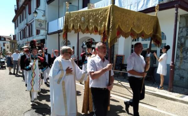 Fête Dieu Besta Berri Cambo-les-Bains