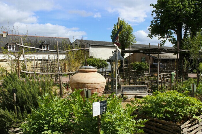 Jeu sensoriel au “Jardin des Arômes” : « De la Terre au Ciel », Clos des Quarterons, Saint-Nicolas-de-Bourgueil