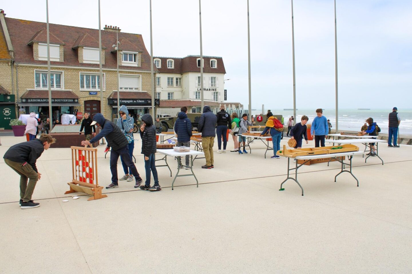 Jeux en bois Devant le Cinéma Arromanches 360 Arromanches-les-Bains