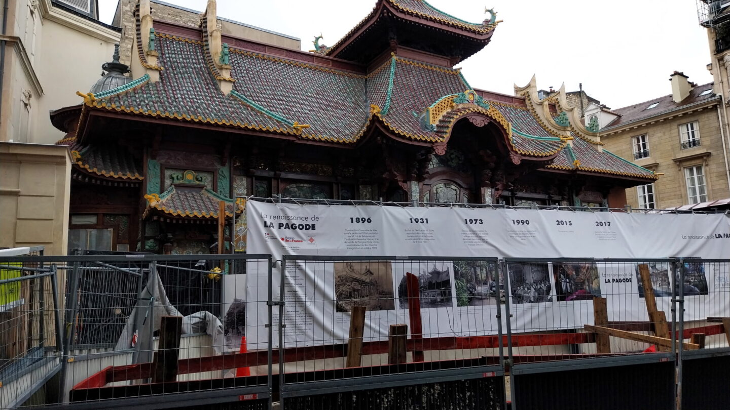 Le toit japonisant de La Pagode à Paris pendant les travaux