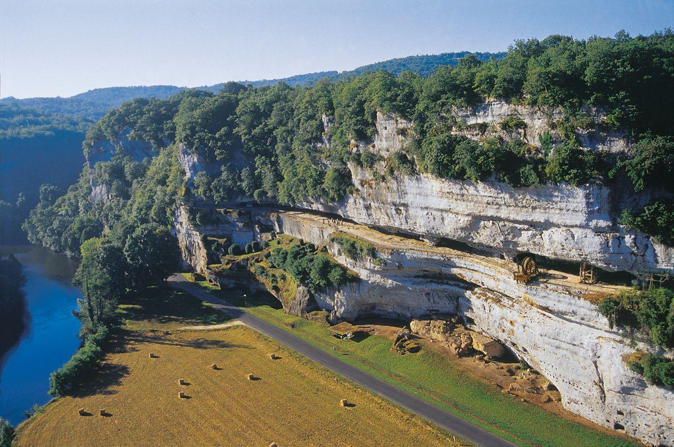 La Roche enchantée à la Roque Saint-Christophe Peyzac-le-Moustier