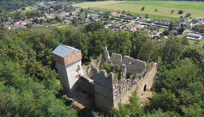 L'archéologie du bâti d'une capsule du 13e siècle Château médiéval de Thol Neuville-sur-Ain