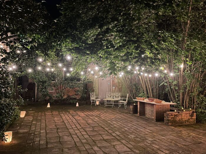 Le jardin dans la nuit : lumières