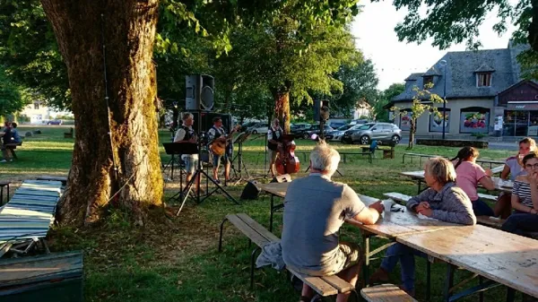 Le p'tit marché nocturne à Thérondels en musique avec le groupe les marchands d'cailloux Place des Tilleuls Thérondels 2026-08-28