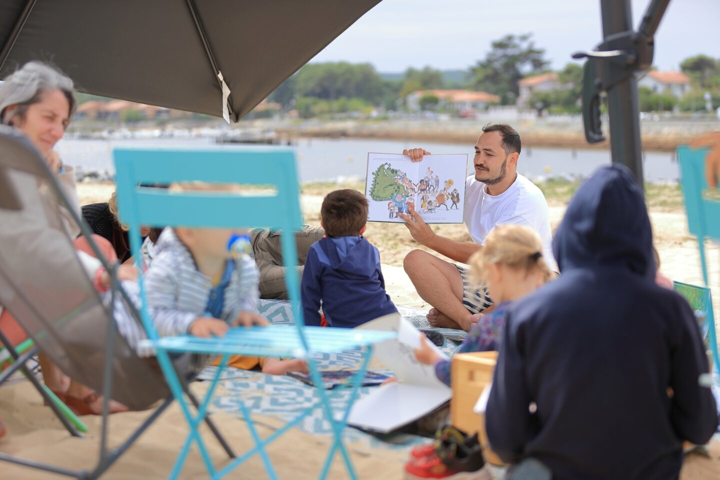 Lecture d’albums Médiathèque à la plage Mimizan