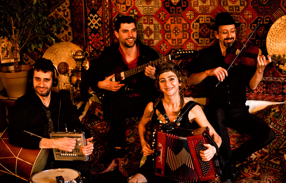 Les Mercredis au Donjon Lavach’ | Concert world festif 14 Rue Bourbon La Roche-Posay 2026-08-05