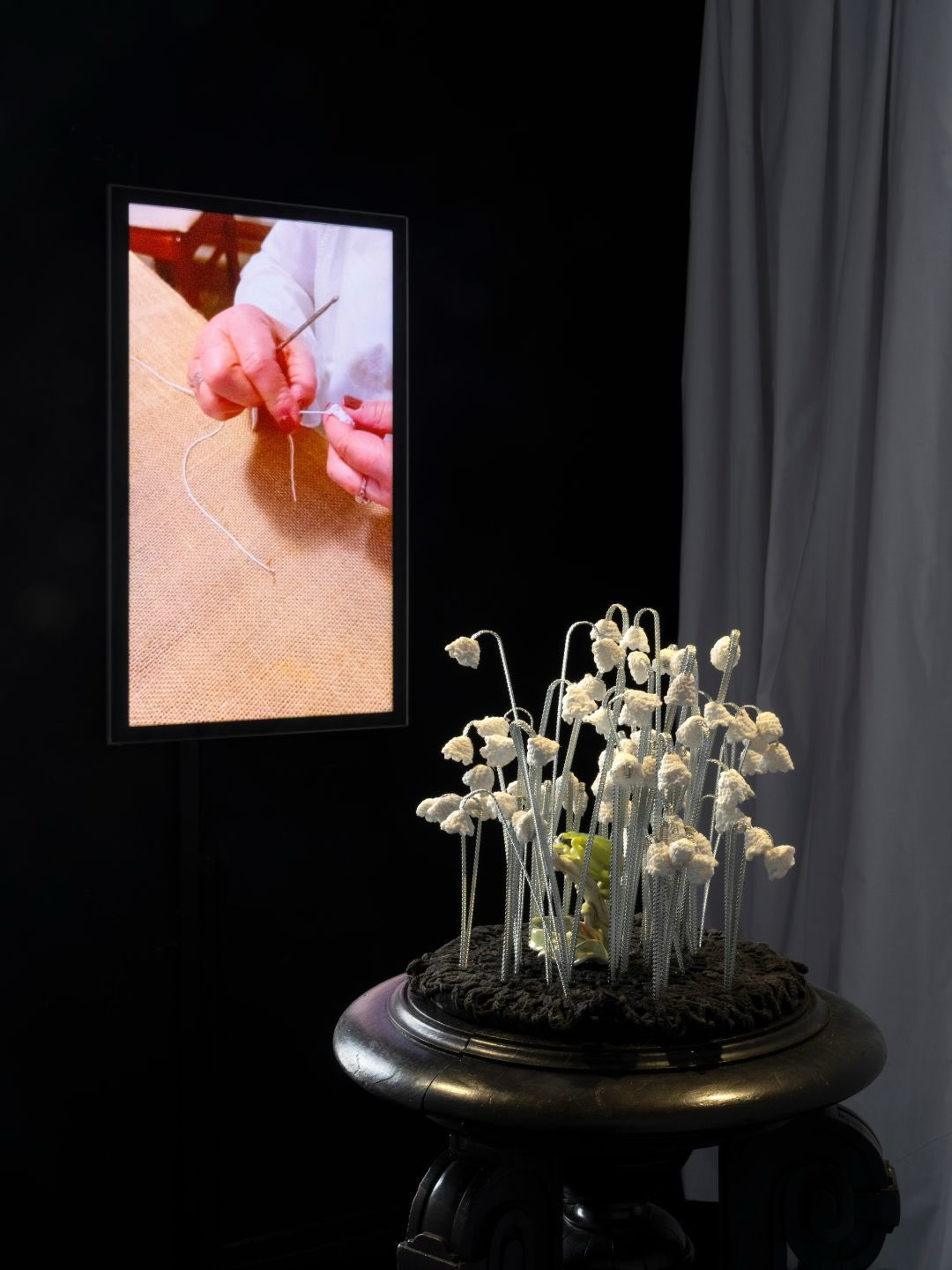 Installation de Michel Jocaille autour du motif du muguet