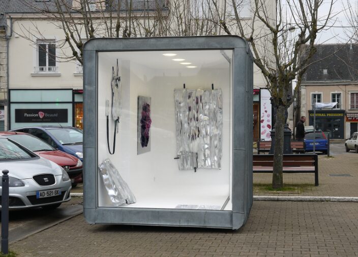 Michel Jocaille, Esse est percipi, œuvre en plexiglas fondu et peinture chrome