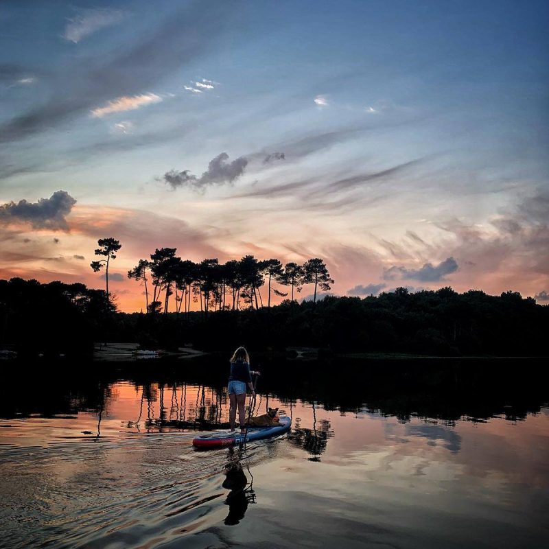 Paddle sur le lac au coucher du soleil Mimizan