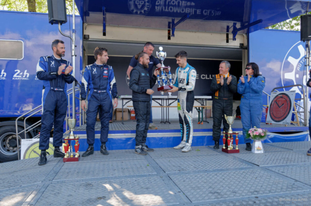 Rallye du Morbihan - Pluherlin le 3 Mai 2026 - Arthur PELAMOURGUES reçoit la coupe du vainqueur