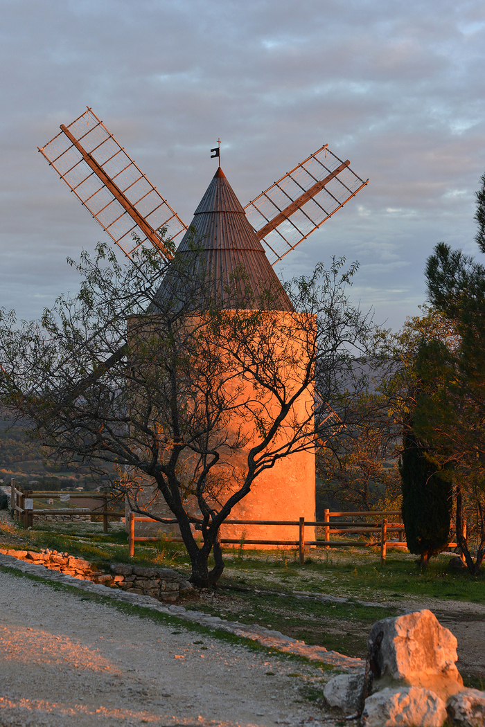 Regard sur le Moulin de Saint-Saturnin-lès-Apt Esplanade du moulin Saint-Saturnin-lès-Apt