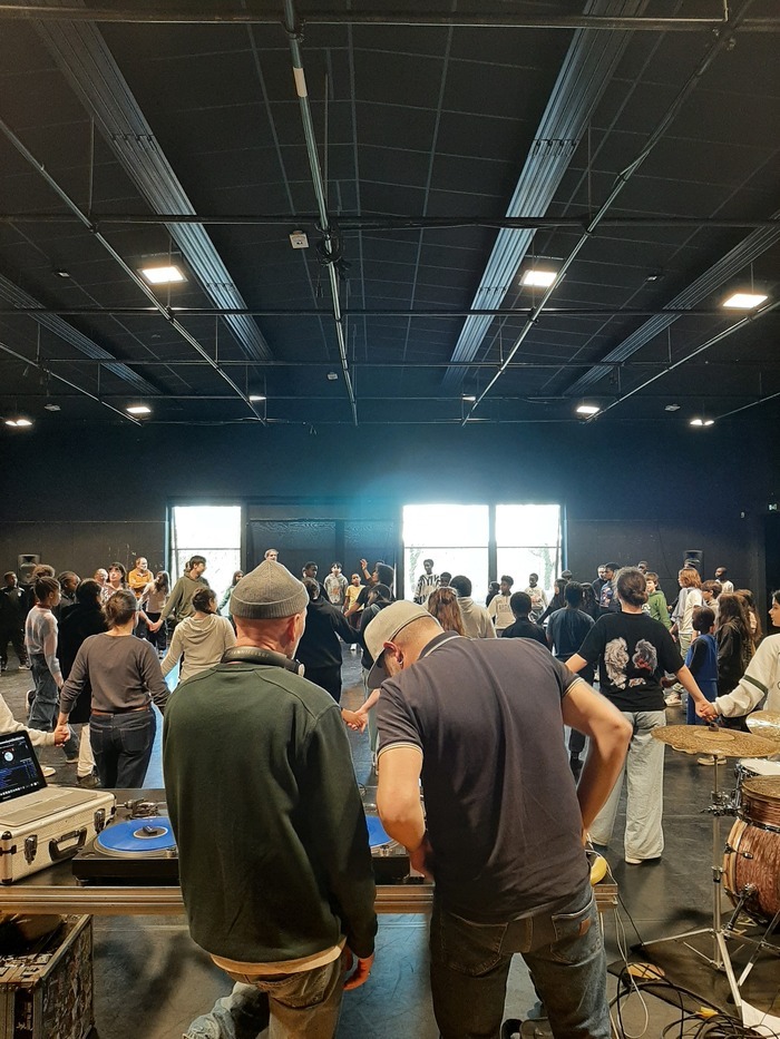 Restitution artistique jeunes – Autour de LOOSHAN-Kris Nolly Dounia à Quartier Libre, Rue de Châtillon, centre Alain Savary, Rennes