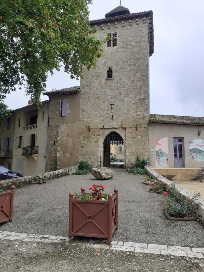 Sarrant, histoire d’un village français de l’empire romain à la réalité virtuelle, Rendez-vous devant la tour-porte de Sarrant, 15h le 27 juin 2026, Sarrant