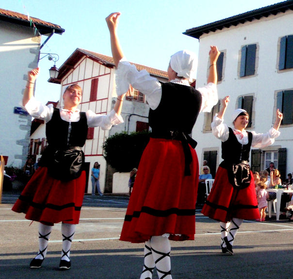 Spectacle de danses folkloriques basques fronton municipal Urrugne 2026-07-16