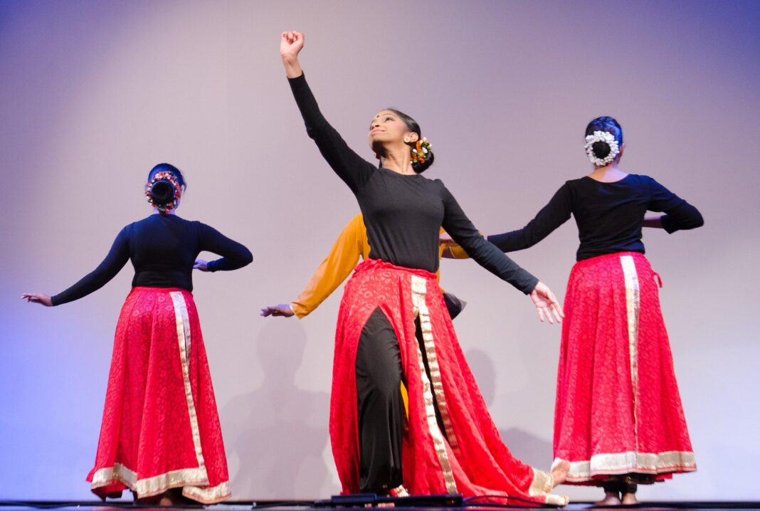 STAGE DE DANSE INDIENNE (ADOS ET ADULTES) Sainte-Croix-Vallée-Française