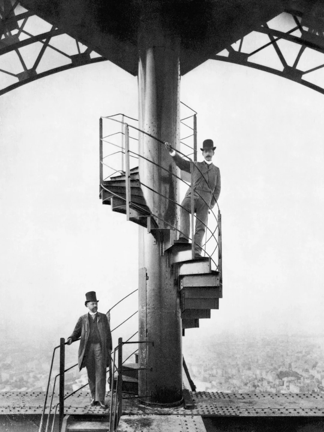 Gustave Eiffel sur l’escalier de la Tour Eiffel avec l’ingénieur Adolphe Salles
