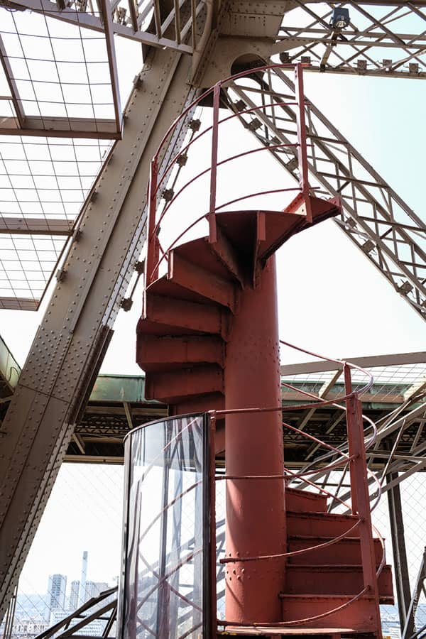 Tronçon d’escalier visible au premier étage de la Tour Eiffel