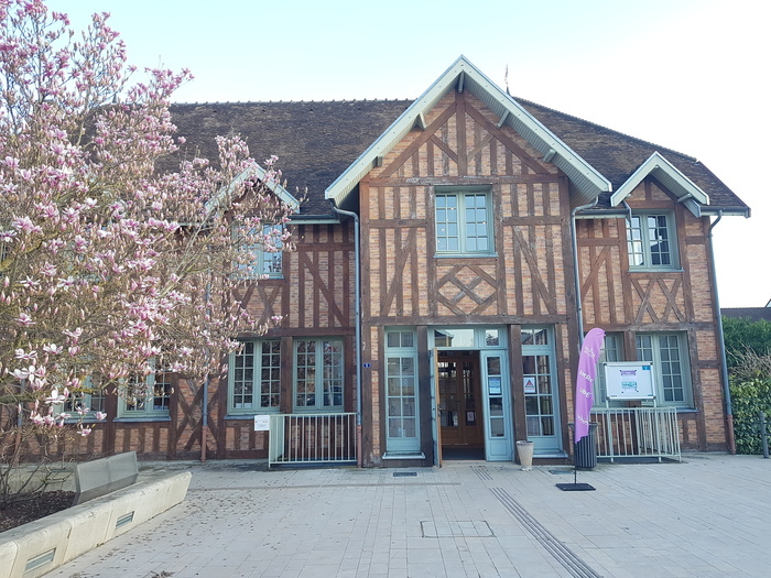 Un bibliothécaire (presque) parfait Bibliothèque Georges Royer Saint-André-les-Vergers