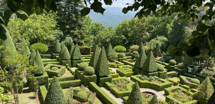 Un regard au-delà du jardin. Le jardin suspendu de la Villa de l’Espérance Giardino pensile Villa della Speranza (Villino Latini) Collalto Sabino