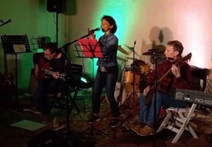 Une rue, un espace et surtout des musiciens près du Café de la mairie, Café de la mairie, Gif-sur-Yvette