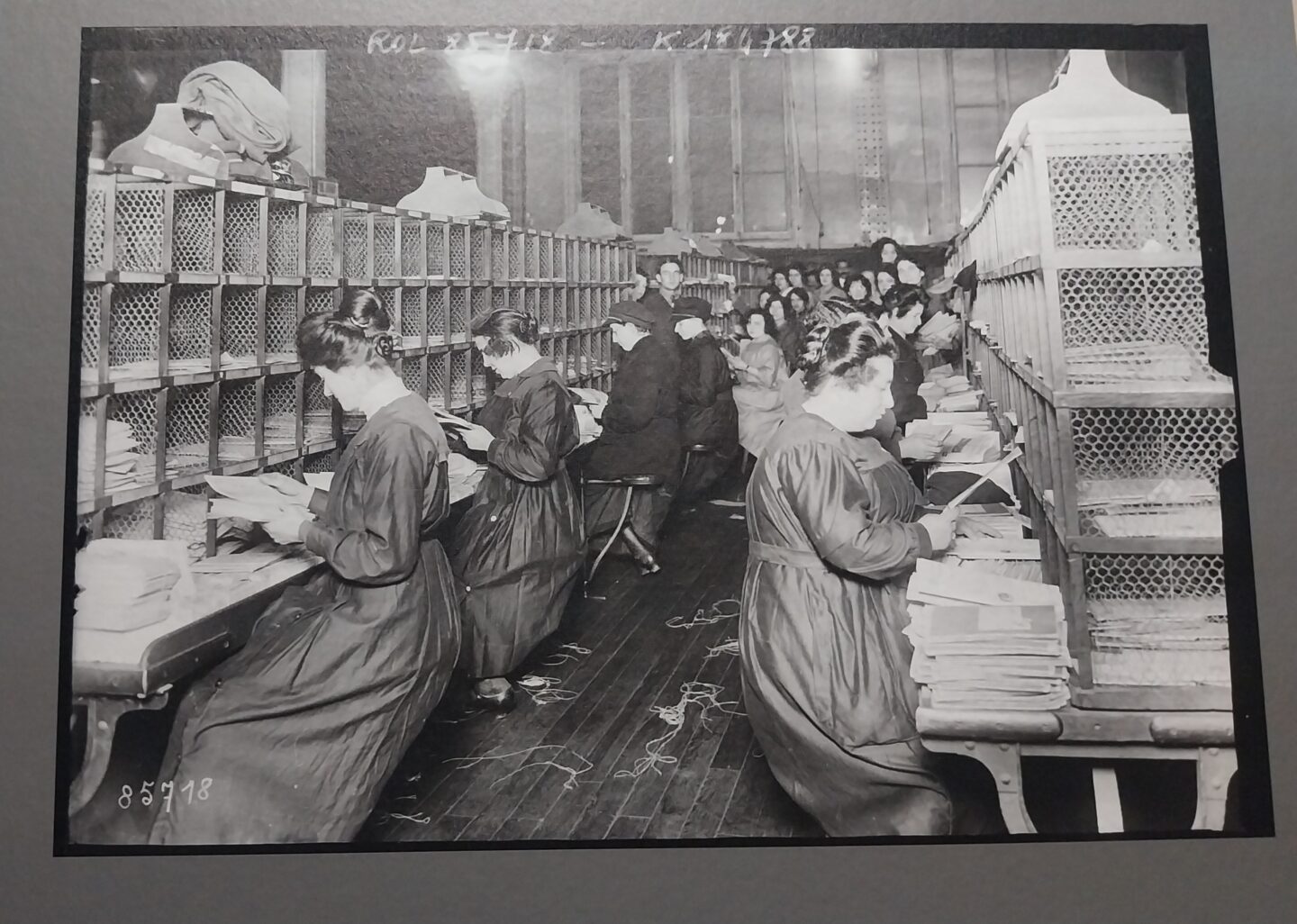 Opératrices au centre de tri de la poste centrale du Louvre en 1923